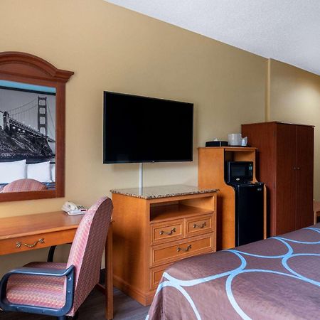 Super 8 By Wyndham Salisbury Otel Dış mekan fotoğraf