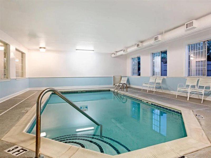 Super 8 By Wyndham Salisbury Otel Dış mekan fotoğraf