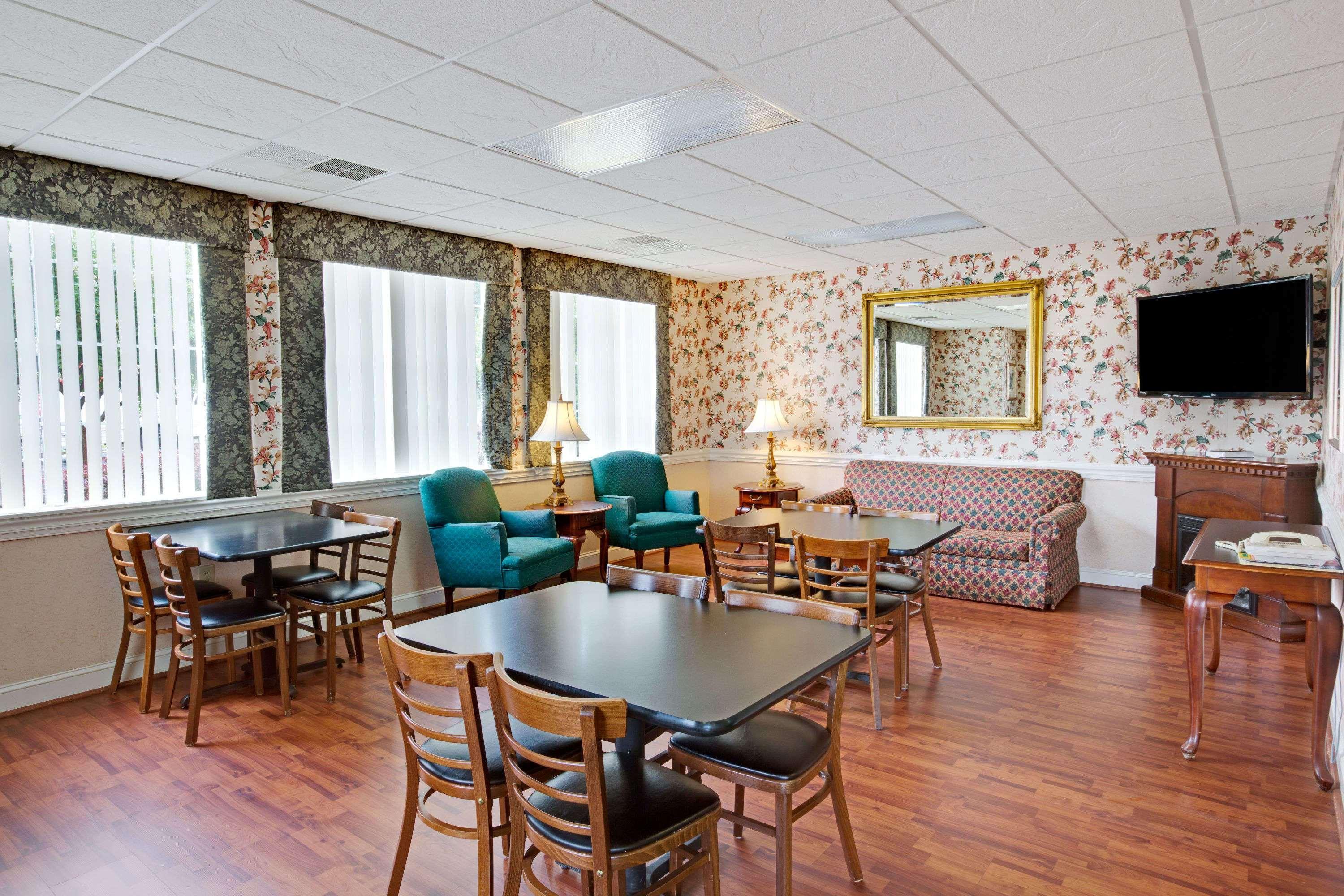 Super 8 By Wyndham Salisbury Otel Dış mekan fotoğraf