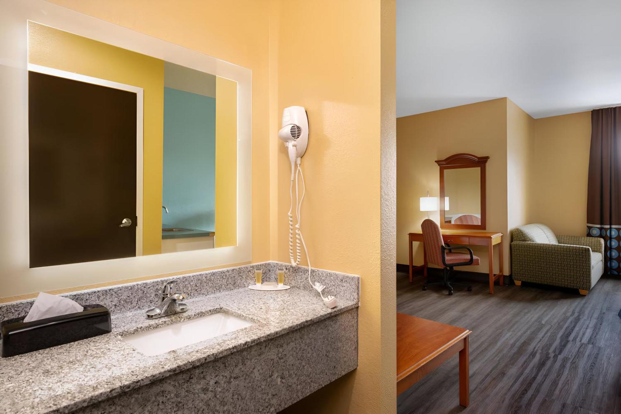 Super 8 By Wyndham Salisbury Otel Dış mekan fotoğraf