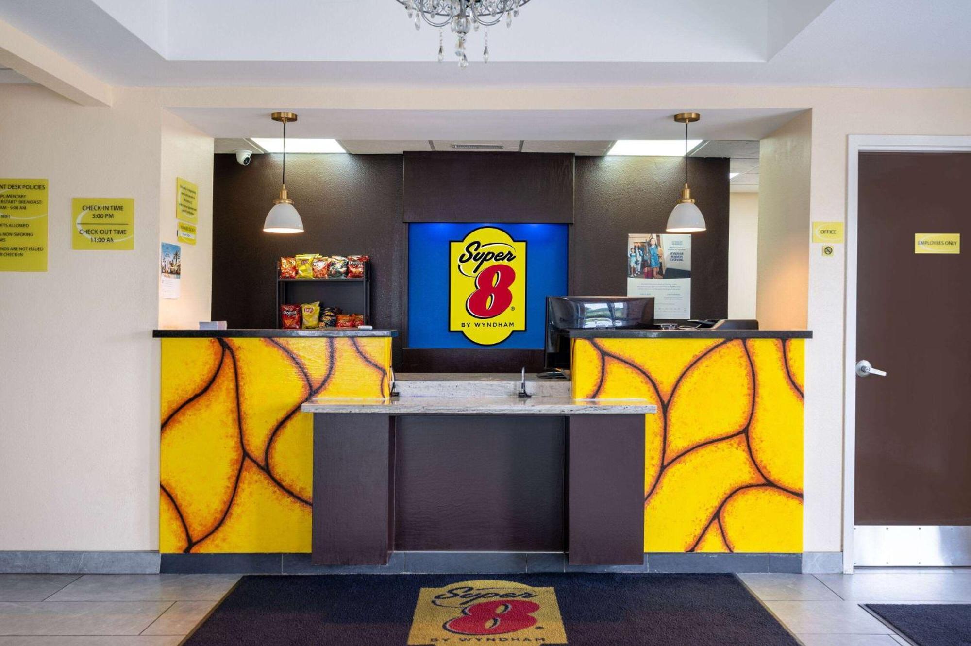 Super 8 By Wyndham Salisbury Otel Dış mekan fotoğraf