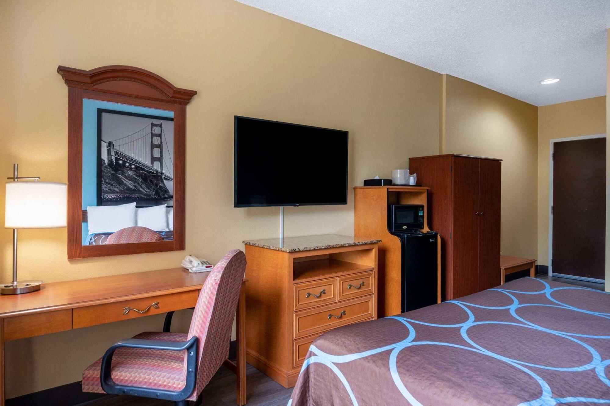 Super 8 By Wyndham Salisbury Otel Dış mekan fotoğraf