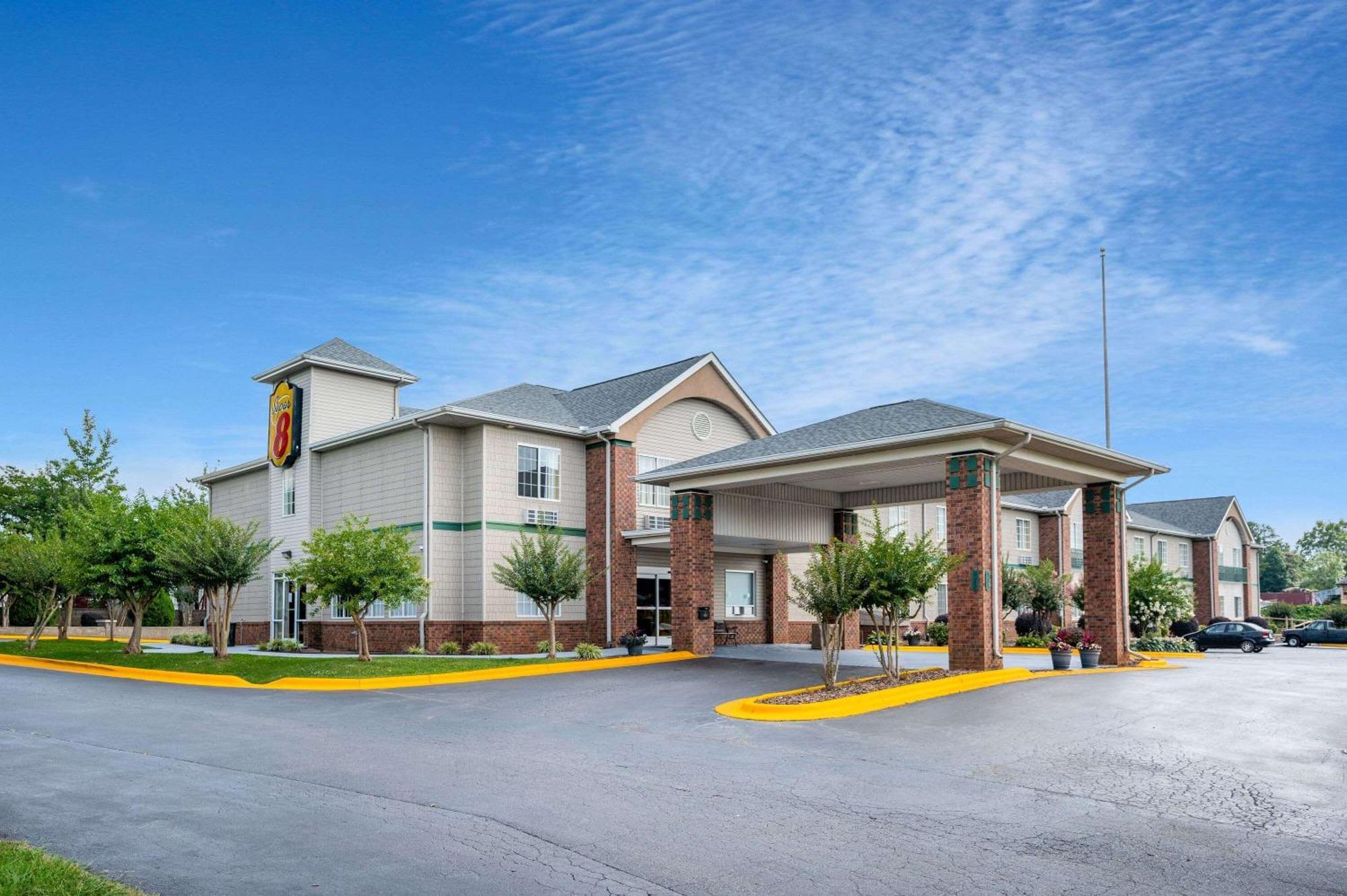 Super 8 By Wyndham Salisbury Otel Dış mekan fotoğraf