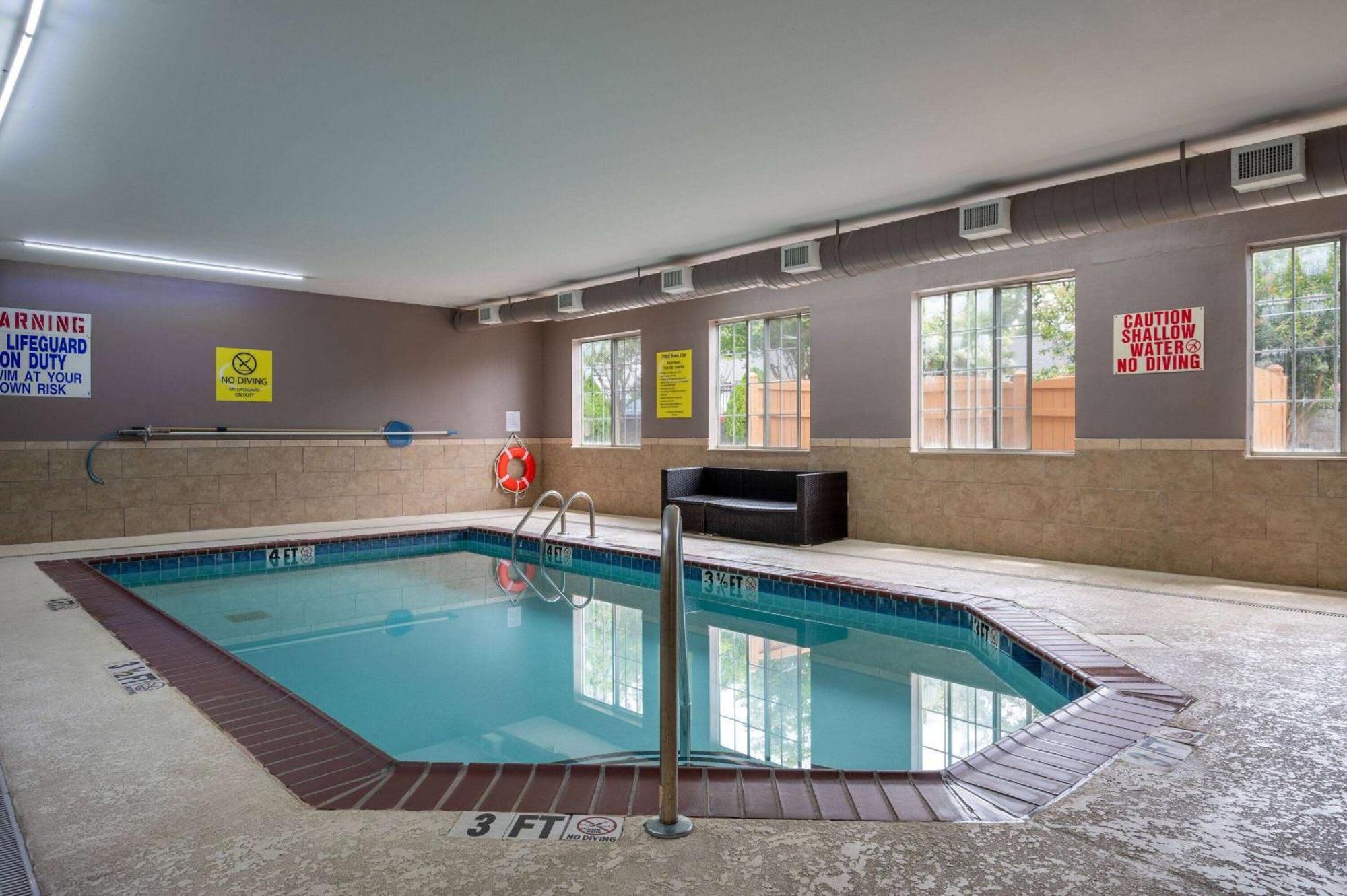 Super 8 By Wyndham Salisbury Otel Dış mekan fotoğraf