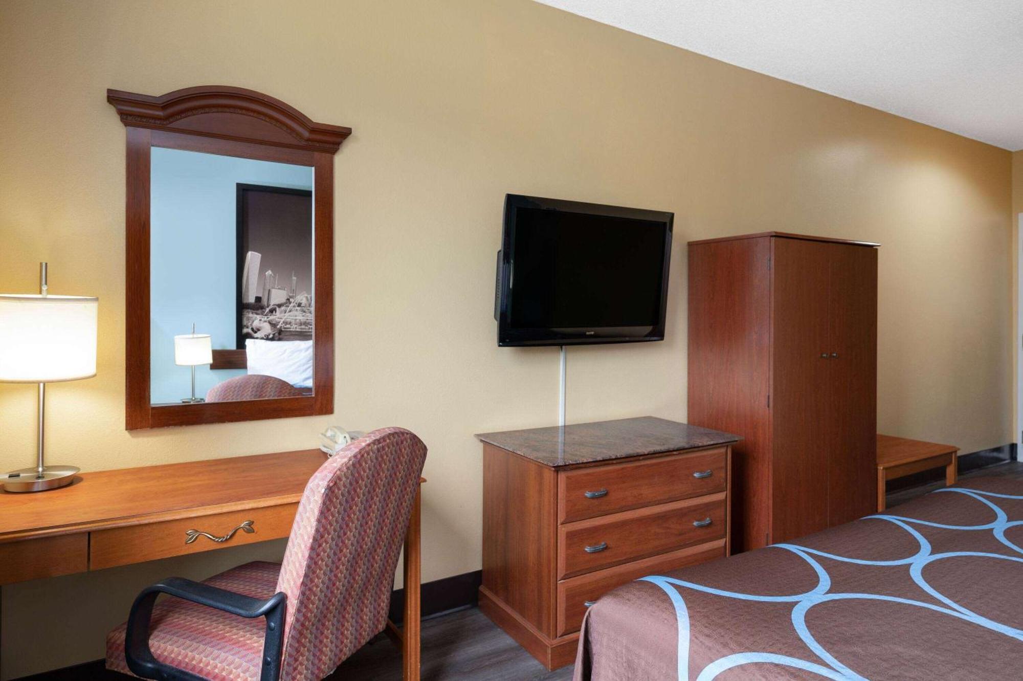 Super 8 By Wyndham Salisbury Otel Dış mekan fotoğraf