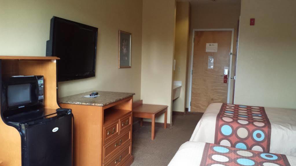 Super 8 By Wyndham Salisbury Otel Dış mekan fotoğraf