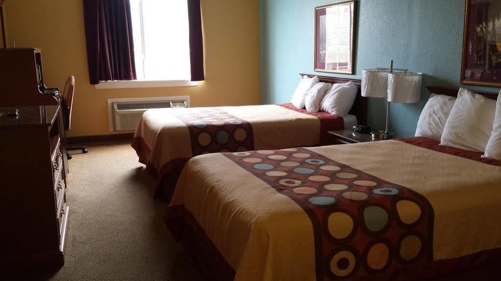 Super 8 By Wyndham Salisbury Otel Dış mekan fotoğraf